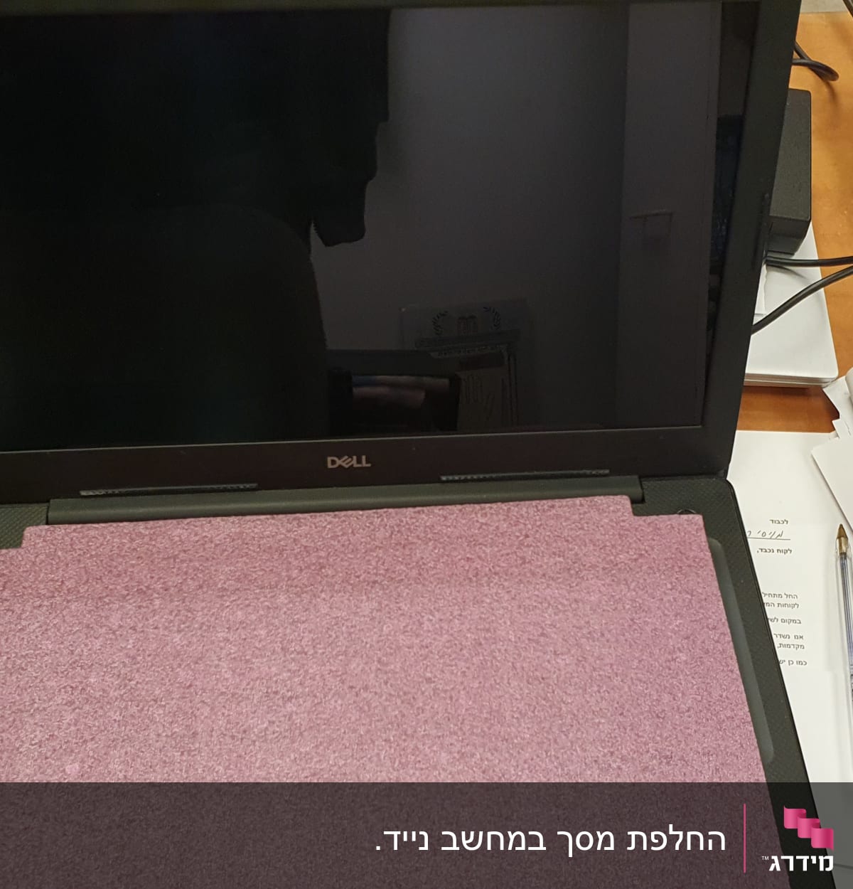 מחשב נייד דל עם מסך כבוי ועכבר שחור